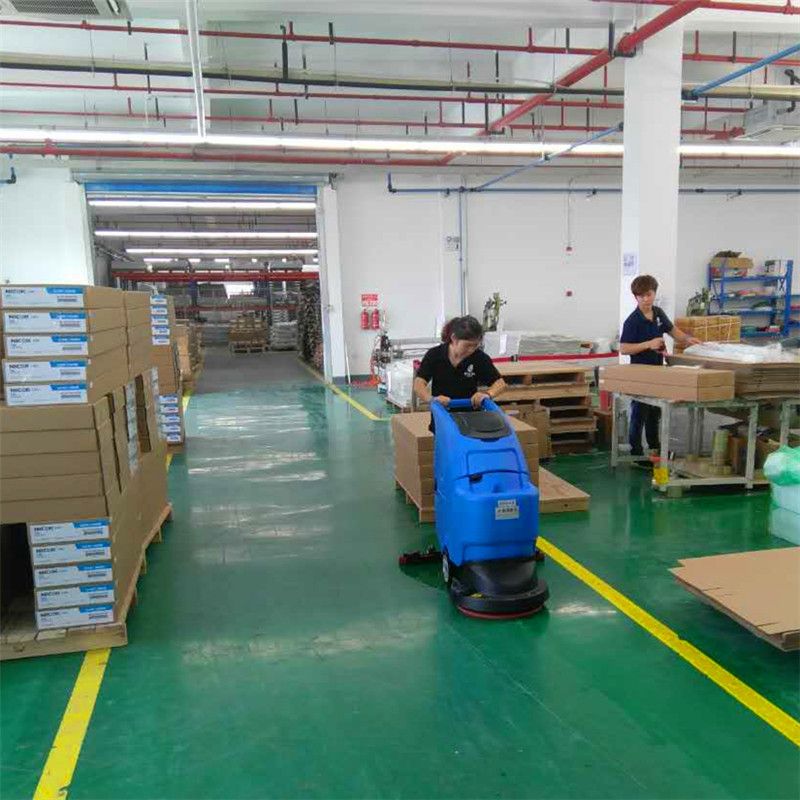 容恩R50B洗地機 工廠車間與小區車庫的清潔新幫手